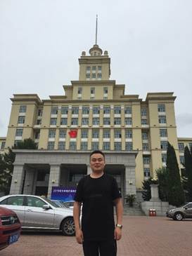 男人站在建筑前描述已自动生成