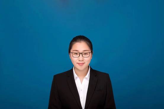 穿着西装笔挺的男子描述已自动生成