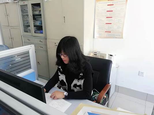 人看着电脑描述已自动生成